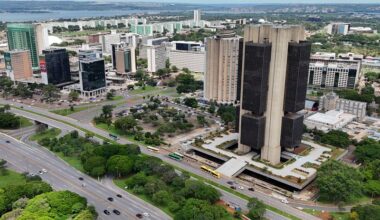 Brazil cenbank to offer $2 billion in dollar auctions with repurchase deal on Monday | 104.1 WIKY