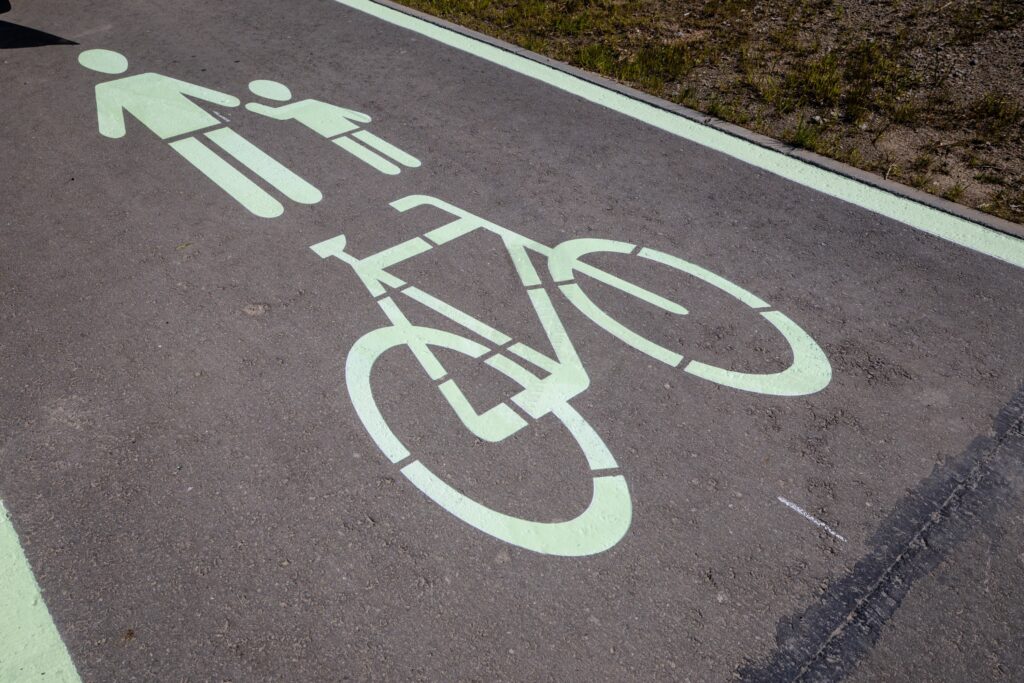 Pėsčiųjų ir dviračių takas paženklintas tamsoje šviečiančiais dažais / „Via Lietuva“ nuotr.