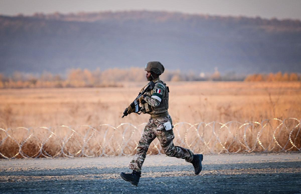 Un soldat français lors d’un exercice sur la base logistique de Cartisoara en Roumanie.