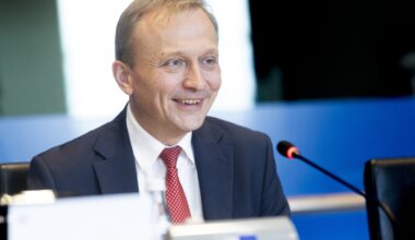 Commission vows to look at legal changes to stop Parliament budget rebellion