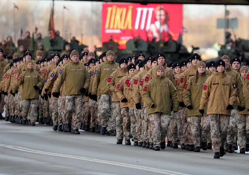 Parādē piedalījās arī pulkveža Oskara Kalpaka profesionālās vidusskolas un Jaunsardzes centra vienības.