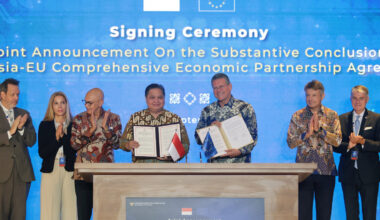European Union Ambassador to Indonesia and Brunei Darussalam Denis Chaibi (second right) claps as Coordinating Economy Minister Airlangga Hartarto (center left) and European Commissioner for Trade and Economic Security Maros Sefcovic (center right) show signed documents on Sept. 23, 2025, during a ceremony in Nusa Dua, Bali, to mark the substantive conclusion of the Indonesia-European Union Comprehensive Economic Partnership Agreement (IEU-CEPA).