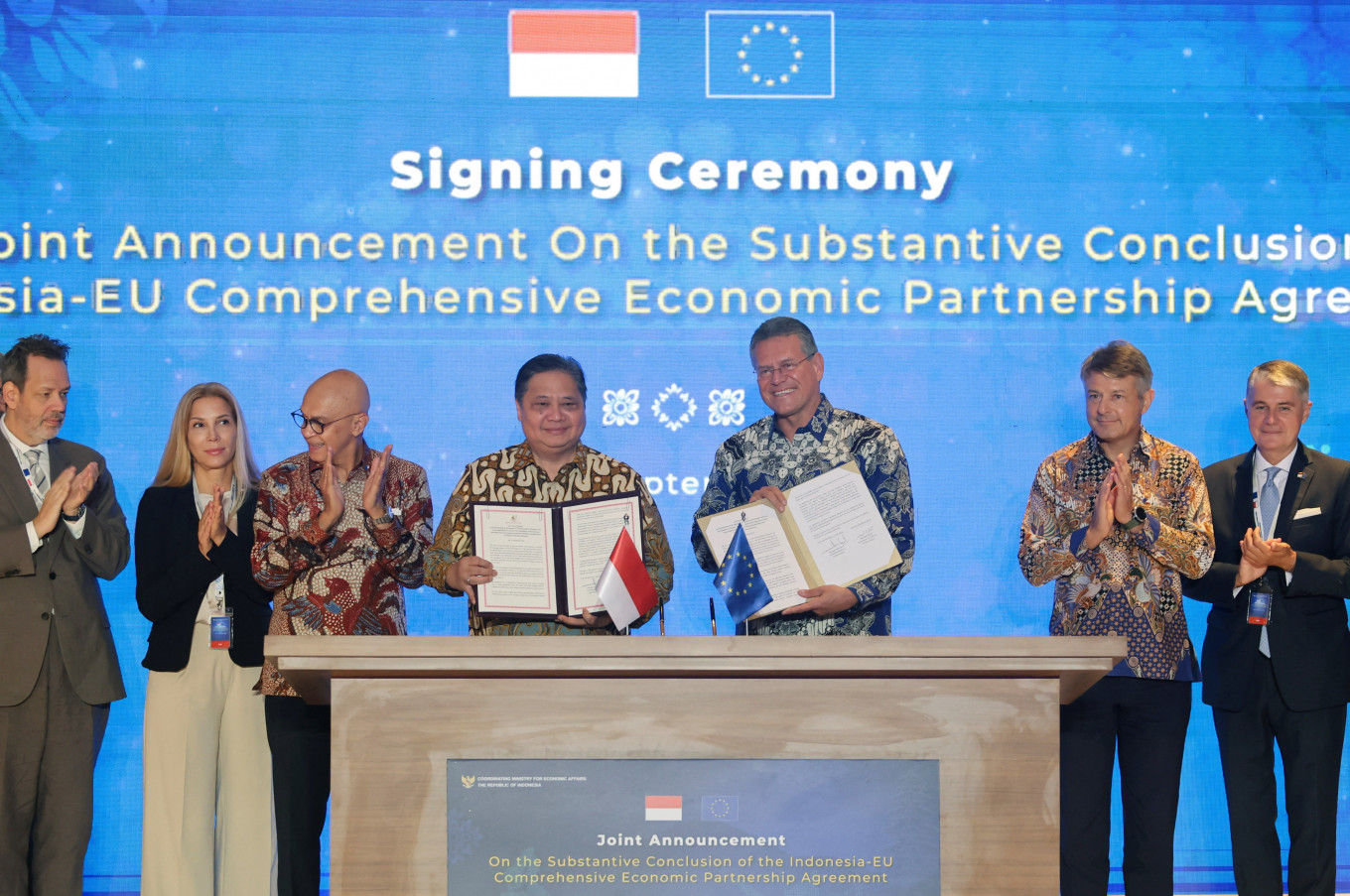European Union Ambassador to Indonesia and Brunei Darussalam Denis Chaibi (second right) claps as Coordinating Economy Minister Airlangga Hartarto (center left) and European Commissioner for Trade and Economic Security Maros Sefcovic (center right) show signed documents on Sept. 23, 2025, during a ceremony in Nusa Dua, Bali, to mark the substantive conclusion of the Indonesia-European Union Comprehensive Economic Partnership Agreement (IEU-CEPA).