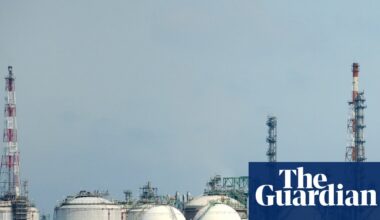 ‘Loophole’ in sanctions allowing Russian oil to be imported to Australia through port part-owned by Macquarie Bank | Australia news