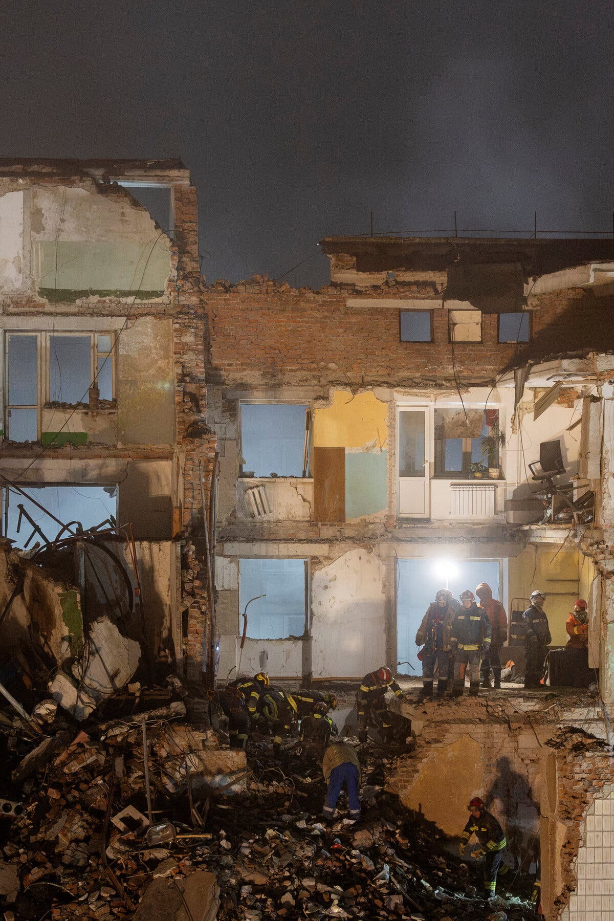 Ukraine Searches for Strike Survivors as Peace Plan Is Floated