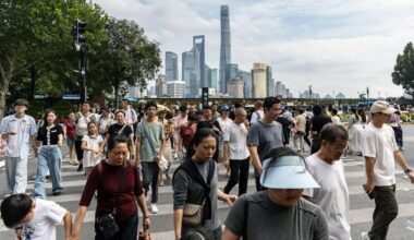 China Services Gauge Extends Growth Streak Even as Economy Slows