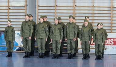 Uczniowie oddziałów mundurowych ćwiczą musztrę oraz taktyki i techniki interwencji - Aktualności