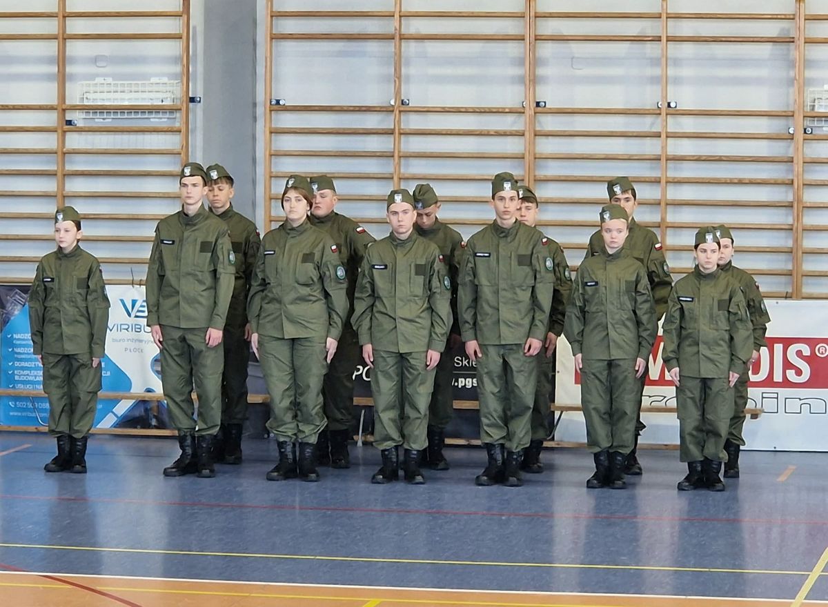 Uczniowie oddziałów mundurowych ćwiczą musztrę oraz taktyki i techniki interwencji - Aktualności