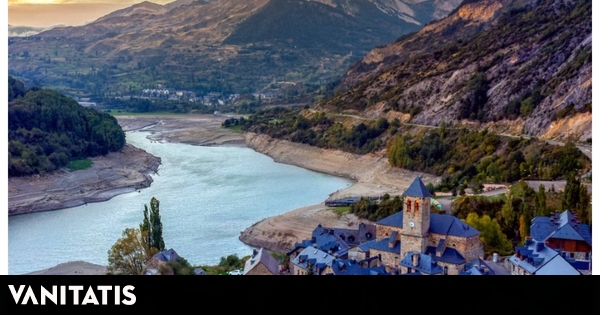 así es este pueblo escondido entre montañas que parece sacado de una película de Disney