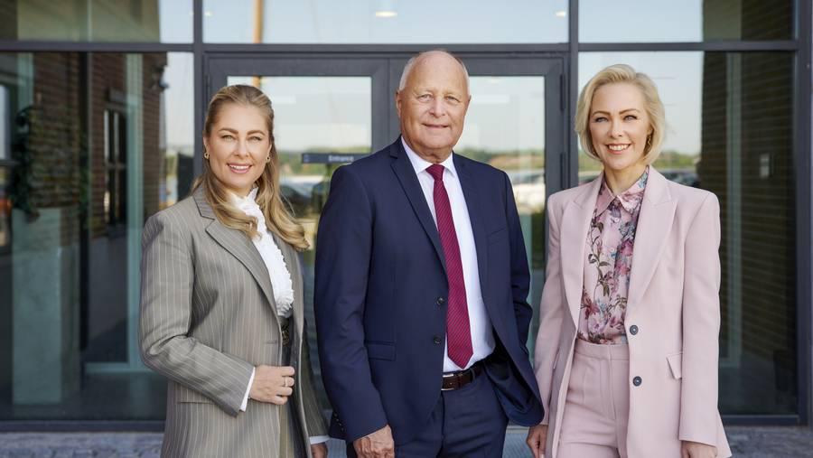 Historisk møgsag for milliardæren: Østergaards firmaer politianmeldt for krigsforbrydelser