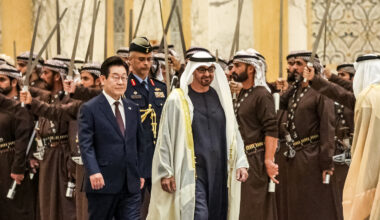 President Lee Jae Myung, left, and United Arab Emirates (UAE) President Mohammed bin Zayed Al Nahyan inspect an honor guard at an official welcoming ceremony at the presidential palace in Abu Dhabi on Nov. 18, ahead of their bilateral summit. [JOINT PRESS CORPS]