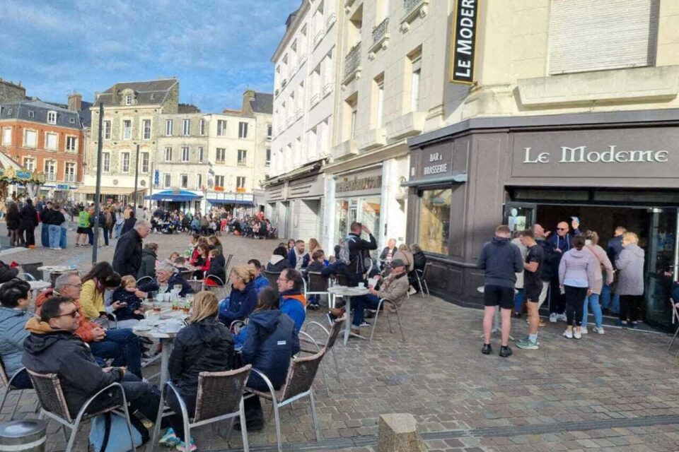 Du monde en terrasse à Cherbourg (Manche) en ce jour des Foulées.