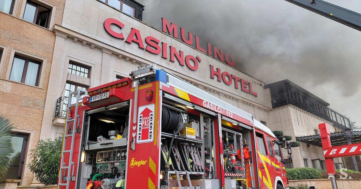 Kazino Mulino v celoti pogorel, intervencija še v teku