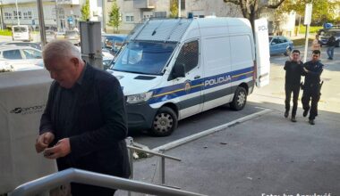 Josip Đakić ide prema sudu u Virovitici, dok iza njega novinar Ivan Žada pod policijskom pratnjom hoda vezan lisičinama - Đakić ga je tužio za klevetu (a u Zagrebu policajci priveli i strpali u maricu)