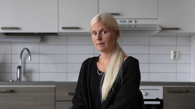 Michelle Haga istuu keittiössä ja katsoo kameraan.