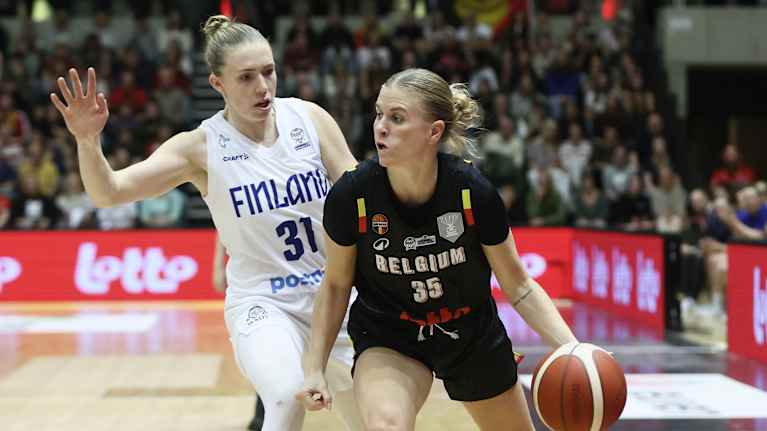 Lotta-Maj Lahtinen puolustaa Julie Vanloota. 