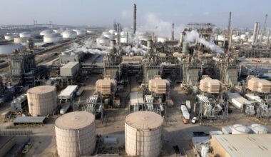 Oil Holds Biggest Loss in a Week as US Product Stockpiles Swell