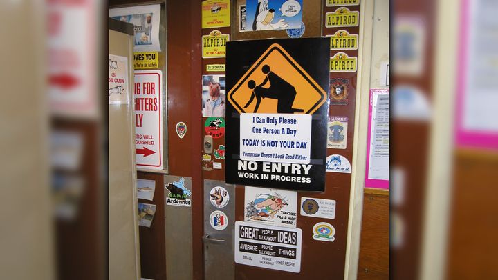 Affiches sur la porte de l’ancien bureau de Dominique Grandjean. (DR)