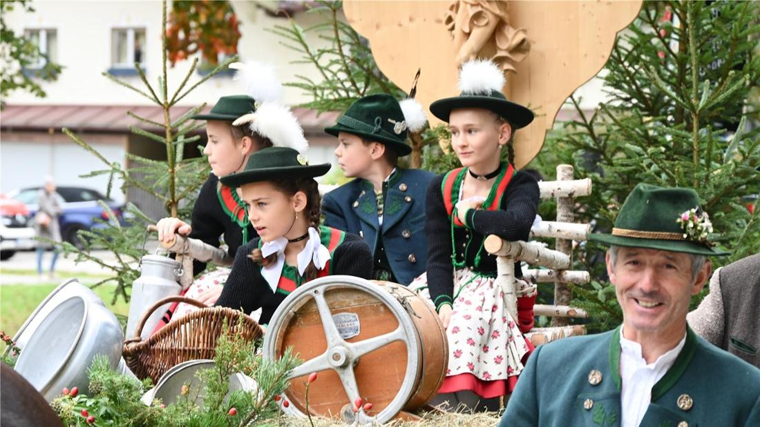 Beim Zug durch Ort waren auch wahlreiche Kinder auf dem Festwagen dabei. Der Almbauerntag ist auch eine Verbindung der Generationen.