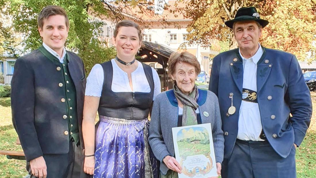Besondere Ehrung: Klara Berger (Zweite von rechts) war stolze 60 Jahre lang Sennerin auf der Grafenherbergalm in Oberaudorf. Es gratulieren (rechts) Sepp Glatz, Justus Pfeiffer (links) und die Geschäftsführerin des Vereins, Brigitte Meier.