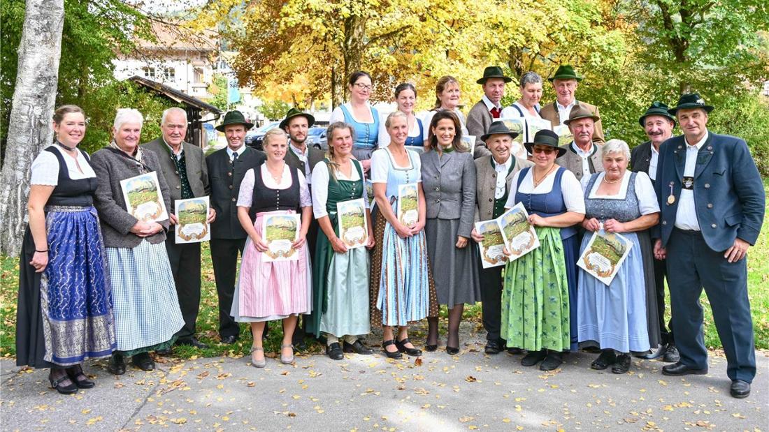 Geehrte und Senner, die zwischen zehn und 41 Jahren auf der Alm waren: (oben, von links) Katharina Huber, Liesi Paul, Hubert Reitschuh, Regina Niederhauser und Albert Zinsbacher sowie (unten, von links) Geschäftsführerin Almwirtschaftlicher Verein Brigitte Meier, Claudia Sichler, Michael Sichler, Dritter Vorsitzender Anton Maier, Christina Hitzelsperger, Zweiter Vorsitzender Josef Steinmüller, Marion Hollweck-Guggemoos, Wiete Spindeldreher, Ministerin Michaela Kaniber, Günther Maier, Martina Bauer, Heinrich Kotterisch, Maria Baumgartner, Johann Reichhold und Vorsitzender Josef Glatz.