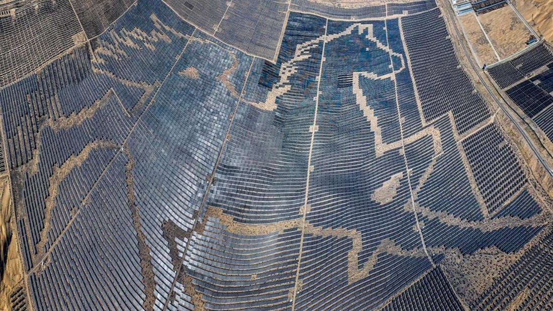 Luftaufnahme von Solarmodulen, die sich über die weite Wüste Gobi bei Dalat Photovoltaic Power Generation erstrecken, einem 500-MW-Solarstromprojekt.