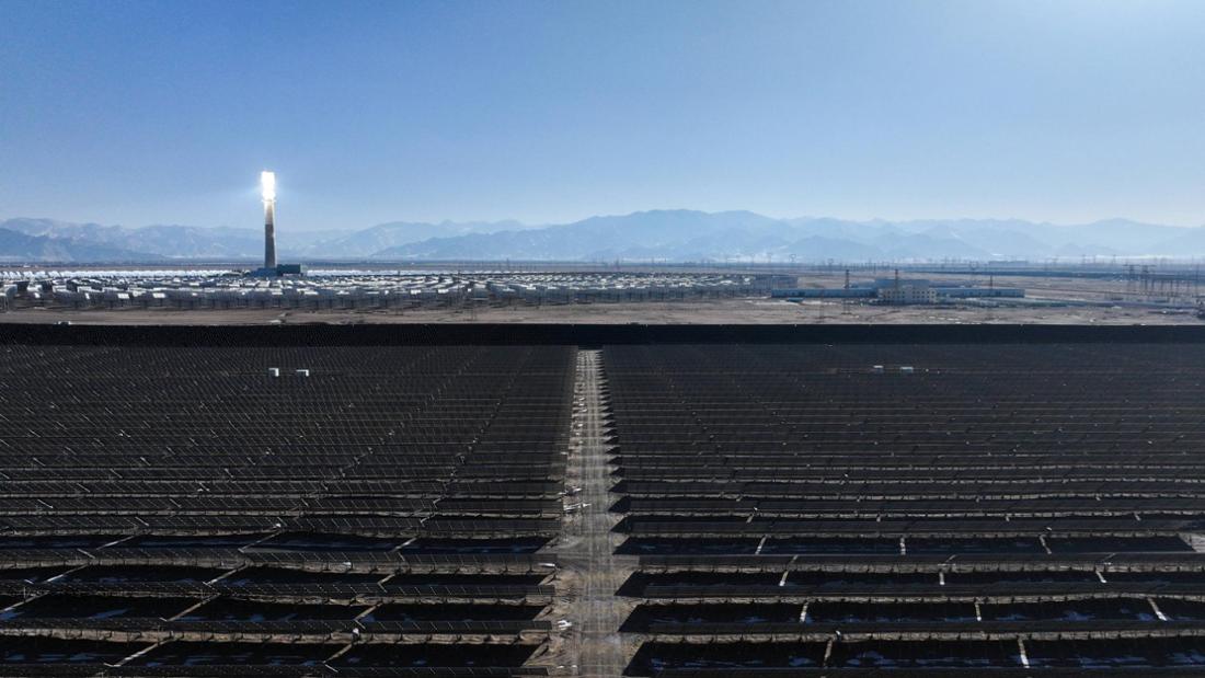 Luftaufnahme von Solarmodulen, die sich über die weite Wüste Gobi bei Dalat Photovoltaic Power Generation erstrecken, einem 500-MW-Solarstromprojekt.