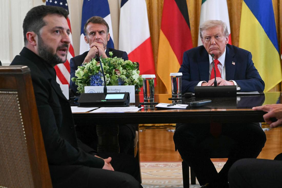 Wolodymyr Selenskyj spricht am Verhandlungstisch im Weißen Haus, während Emmanuel Macron und Donald Trump zuhören