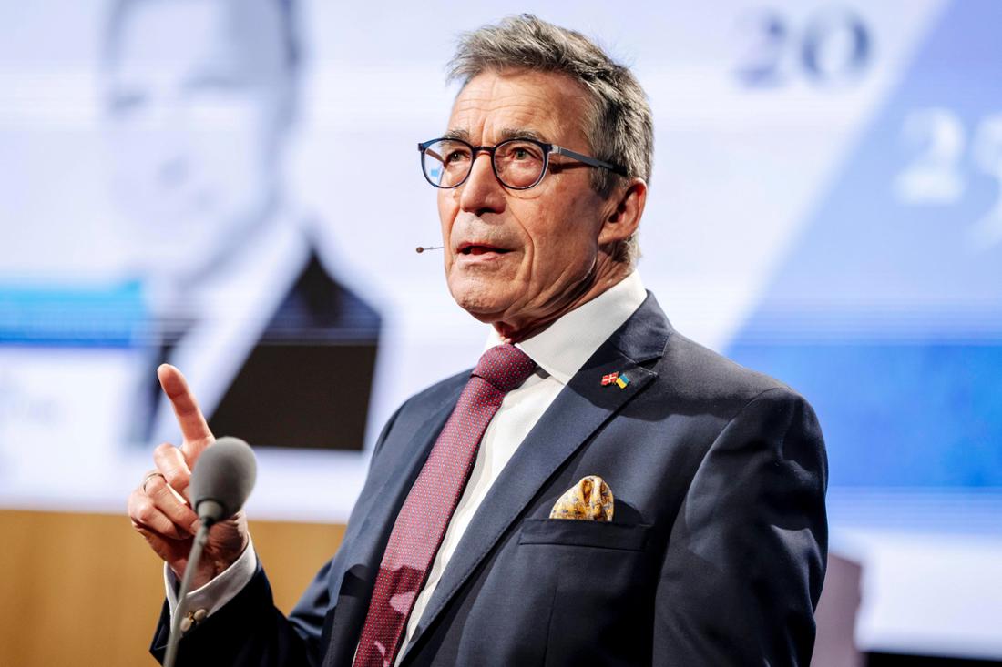 Anders Fogh Rasmussen hält eine Rede.