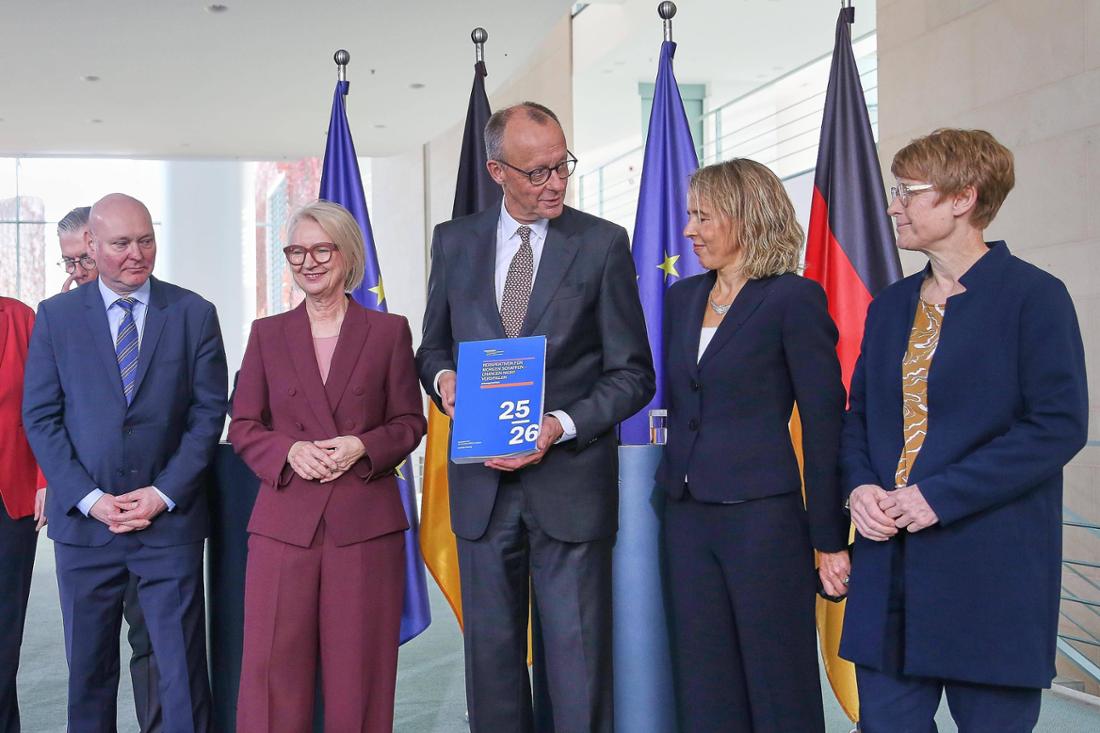 Die Wirtschaftsweisen verlangen in ihrem neuen Jahresgutachten Änderungen bei der Erbschaft- und Schenkungsteuer (im Bild mit Kanzler Merz)