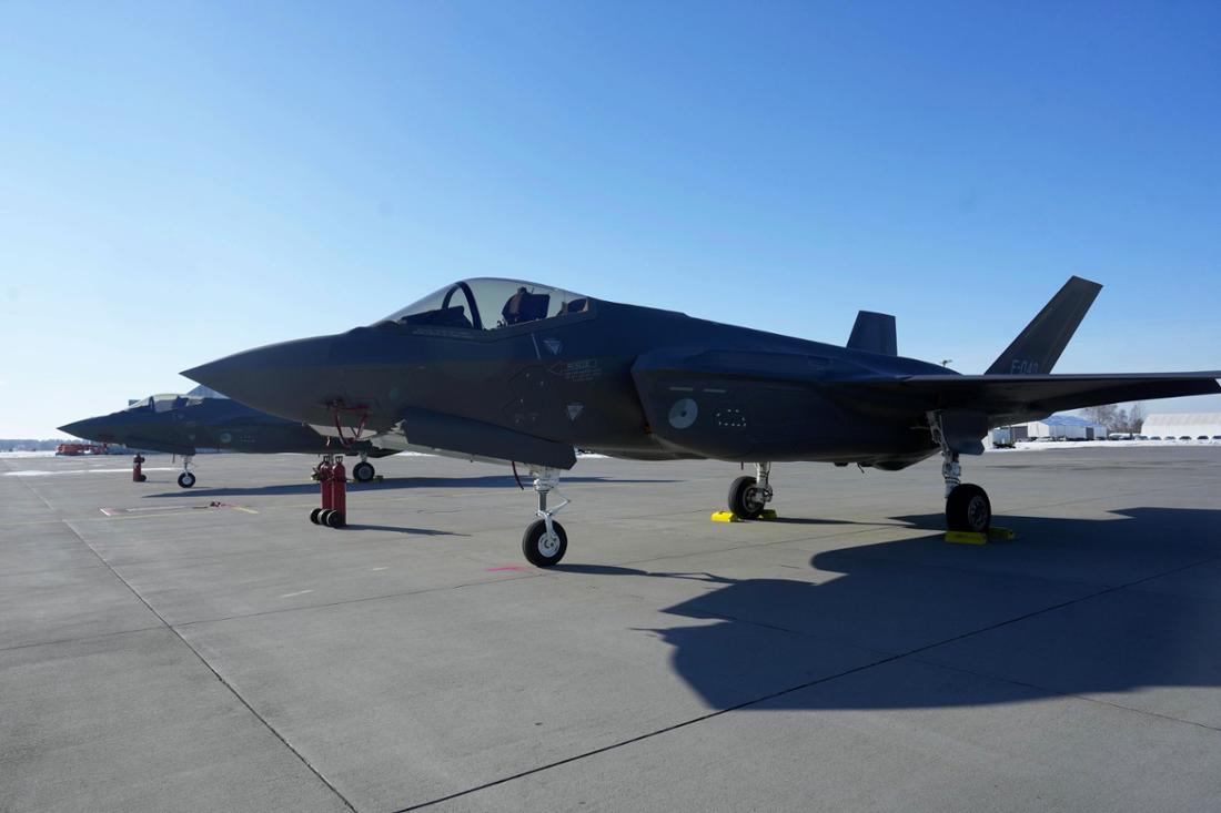 F-35-Kampfflugzeuge der Königlich Niederländischen Luftwaffe stehen auf dem Militärflugplatz Lielvarde in Lettland.