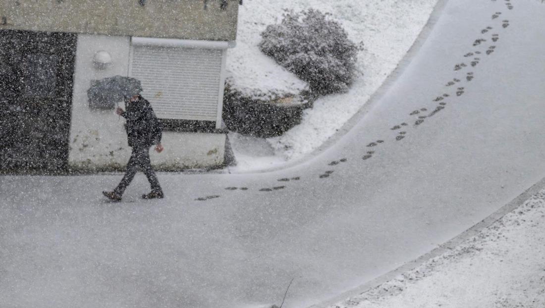 Deutschland erlebt den ersten Schneefall der Saison. Während in den Alpen bis zu 20 Zentimeter fielen, warnt der DWD vor Glätte. Neuschnee gab es derweil auch im Alpenvorland – das Foto zeigt einen Mann im Allgäu.