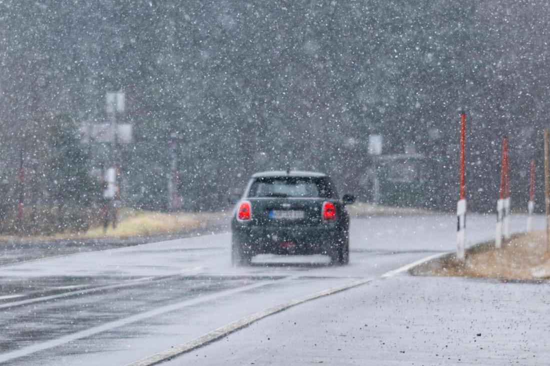 Auch im Bayerischen Wald sorgte der Schnee für glatte Verhältnisse auf den Straßen. Vorsicht ist geboten.