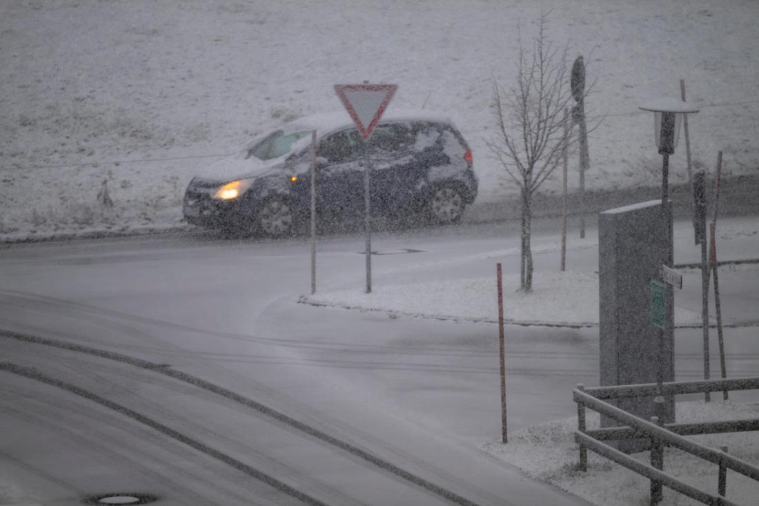 Hoffentlich hat dieser Autofahrer rechtzeitig seine Winterreifen aufgezogen. Auch in anderen Landesteilen warnte der Deutsche Wetterdienst vor Glätte durch Schnee, Frost und Kälte.