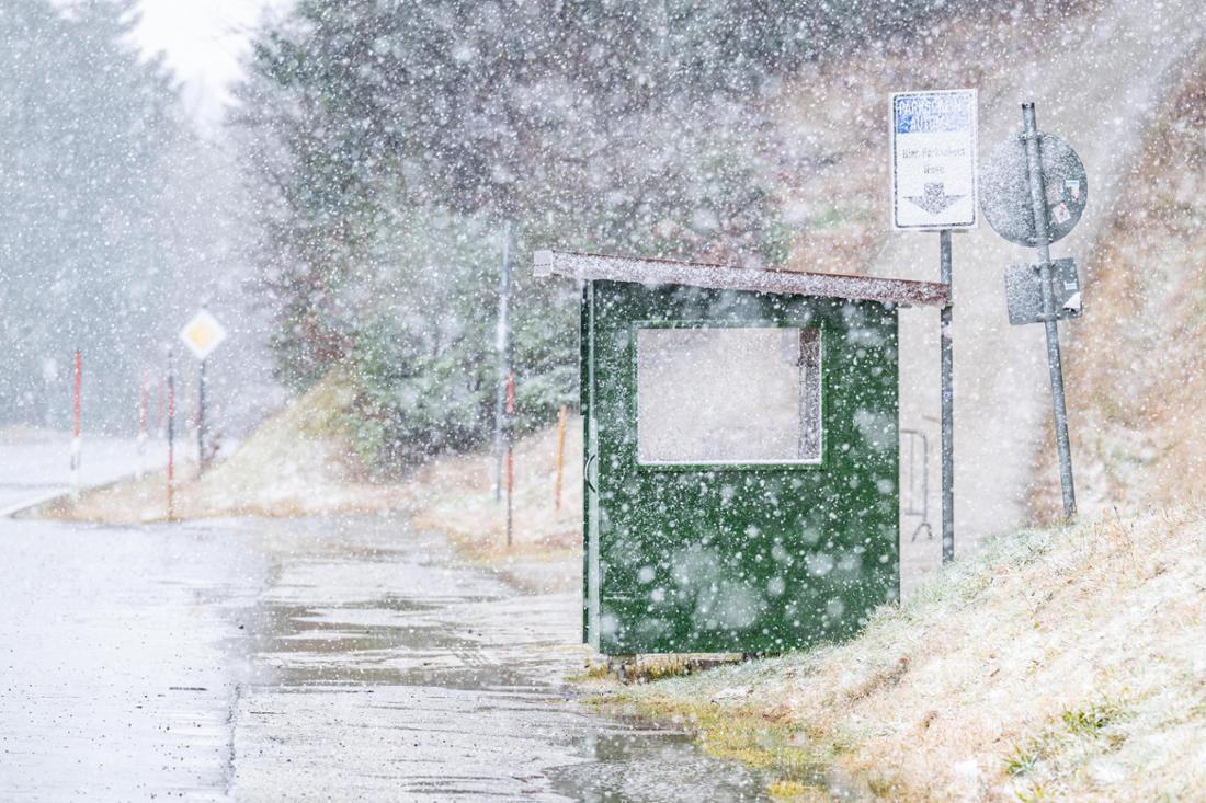 Auch im Bayerischen Wald rieselte der Schnee. Das Foto zeigt einen Parkplatz am Großen Arber.