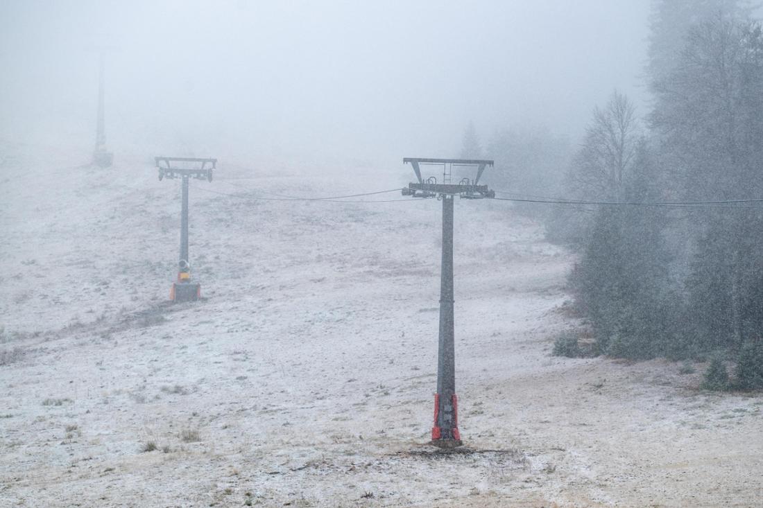 Schöner Anblick für Wintersportler: Eine dünne Schneedecke liegt auf der Piste an der Talstation des Großen Arbers.