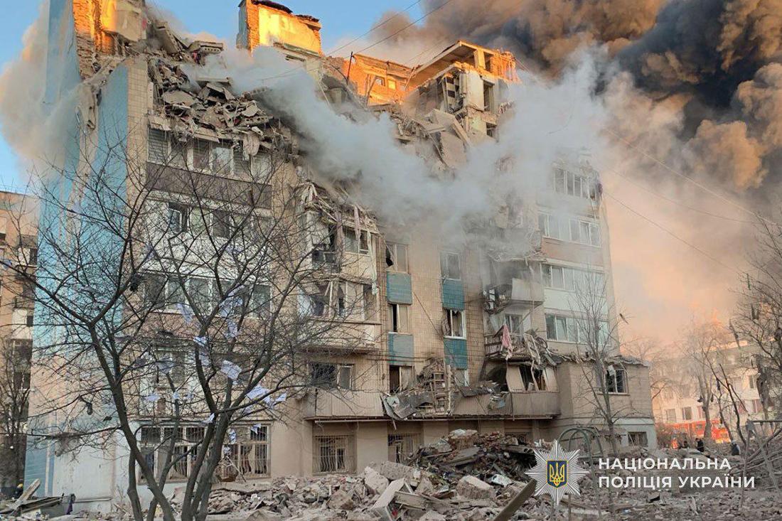 Verheerender russischer Angriff im Ukraine-Krieg auf die Westukraine: das von einer Rakete getroffene Wohnhaus in Ternopil.