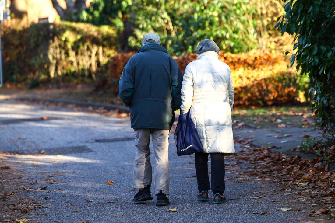 Senioren-Ehepaar beim Spaziergang in einem Park