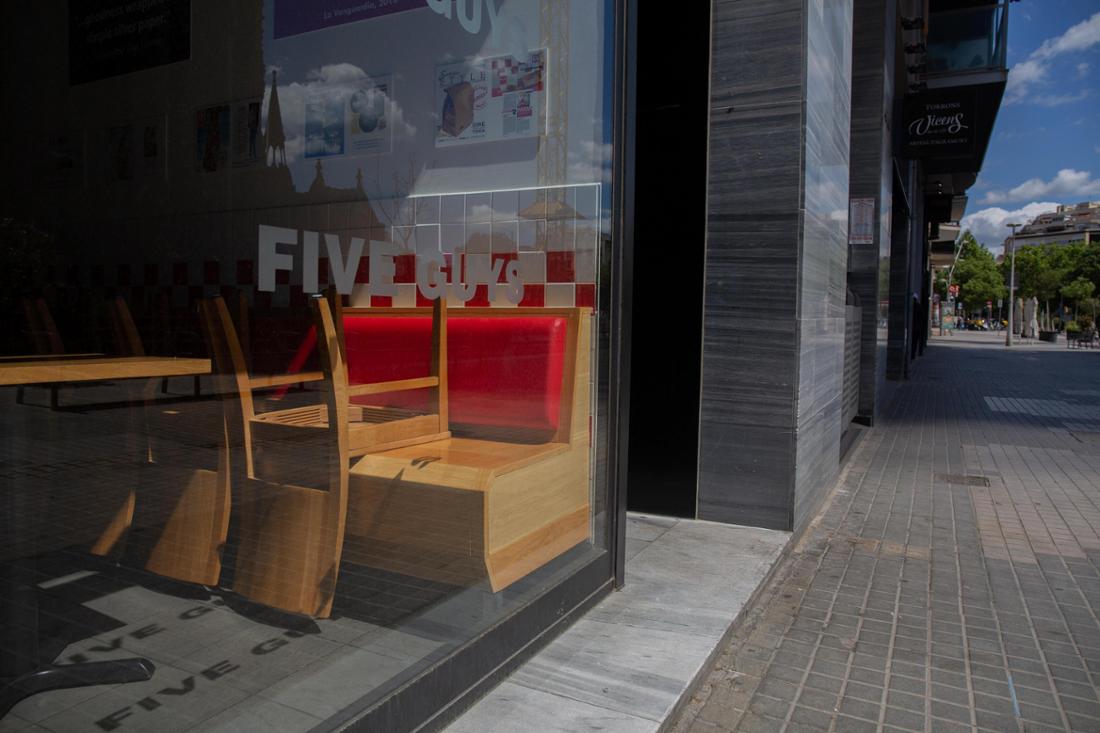 Stühle stehen aufeinander gestapelt in einem Lokal der Restaurantkette Five Guys.