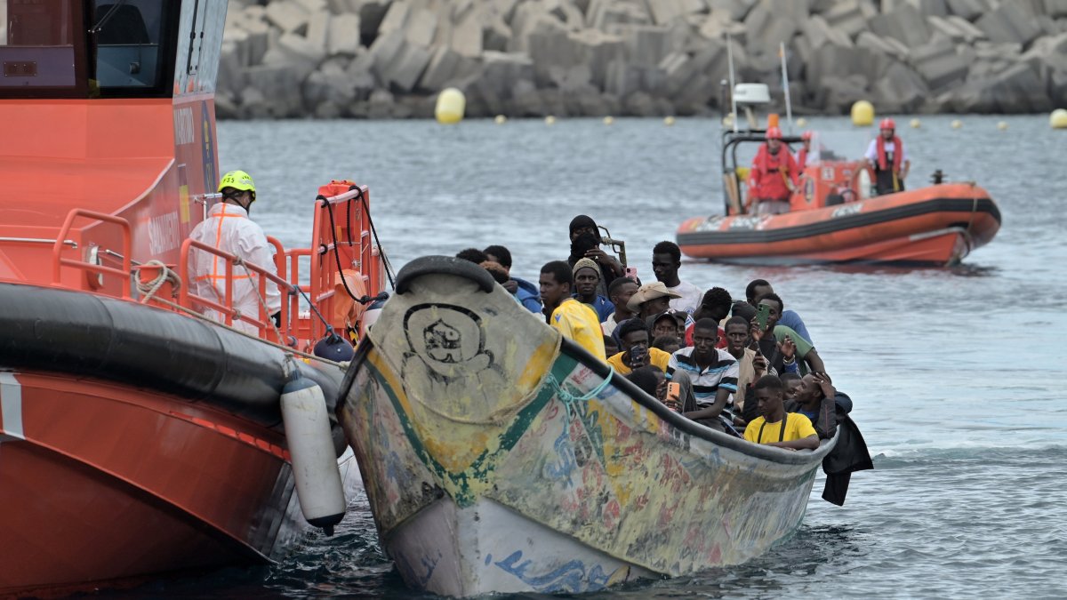 EU urges relocation of 30,000 asylum seekers across bloc