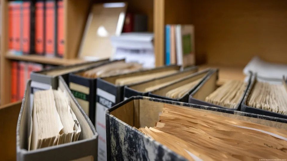 Most German state services still use paper files<span class="copyright">Monika Skolimowska/dpa/picture alliance</span>