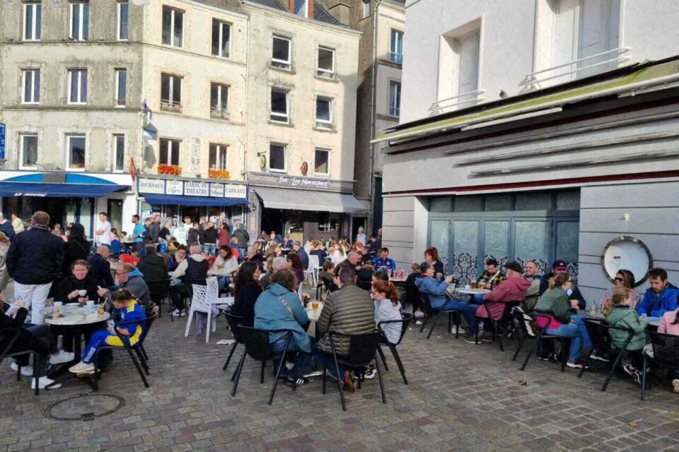 Du monde en terrasse à Cherbourg (Manche) en ce jour des Foulées.
