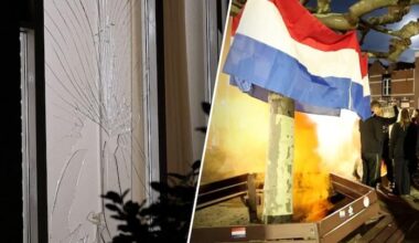 Raam van gemeentehuis Uitgeest kapot door vuurwerkbom bij anti-azc-protest