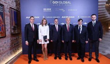 Officials and business leaders pose for a group photo at the GO! GLOBAL Türkiye Summit 2025 in Istanbul, Türkiye, Novermber 11, 2025. (IHA Photo)