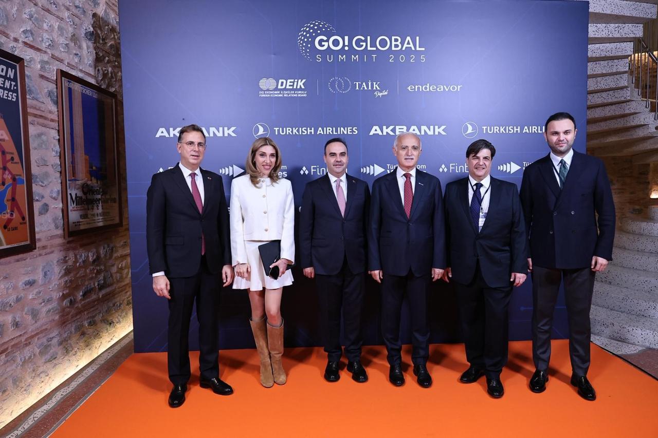 Officials and business leaders pose for a group photo at the GO! GLOBAL Türkiye Summit 2025 in Istanbul, Türkiye, Novermber 11, 2025. (IHA Photo)