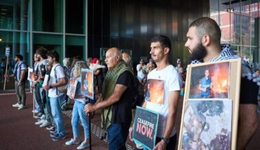 DEN HAAG - Mensen komen samen bij het Ministerie van Buitenlandse Zaken voor een wake en herdenking voor de overleden Palestijnse journalist Anas Al-Sharif. Tijdens de wake worden onder meer de namen van alle omgekomen journalisten in Gaza voorgelezen.