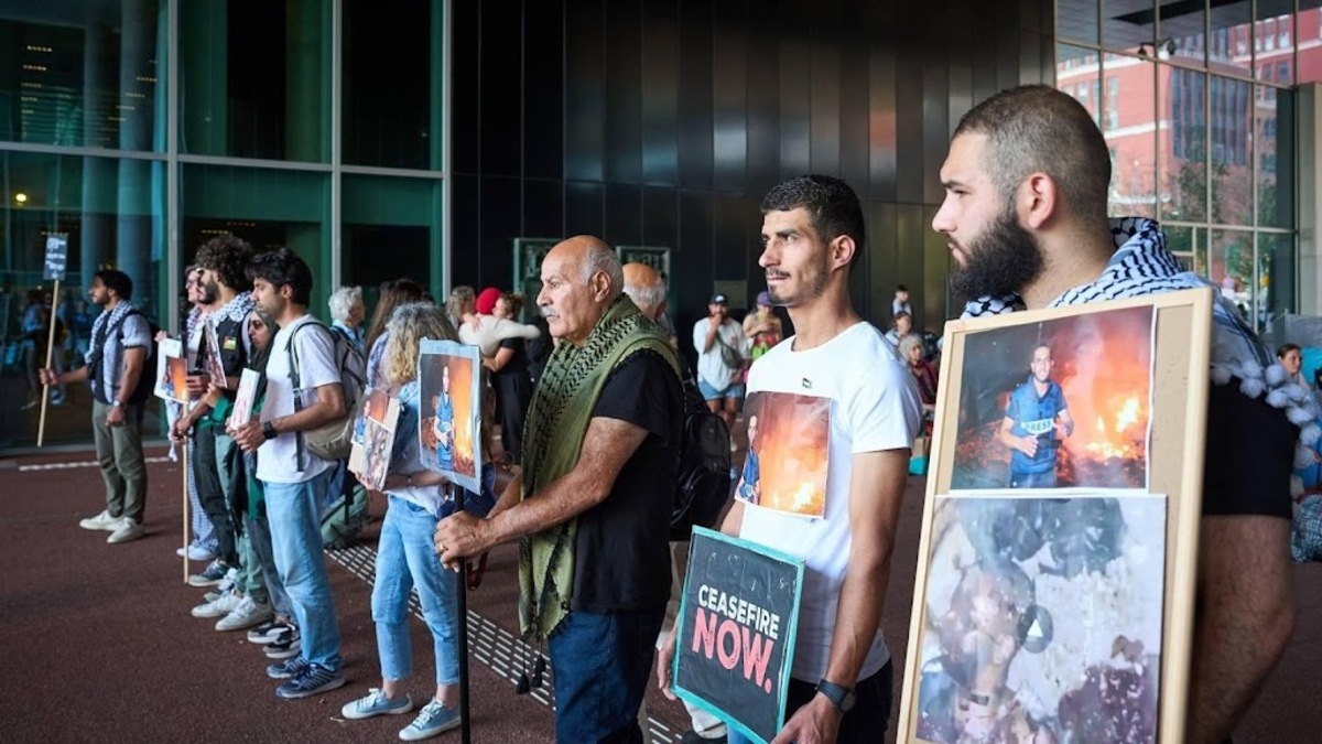 DEN HAAG - Mensen komen samen bij het Ministerie van Buitenlandse Zaken voor een wake en herdenking voor de overleden Palestijnse journalist Anas Al-Sharif. Tijdens de wake worden onder meer de namen van alle omgekomen journalisten in Gaza voorgelezen.