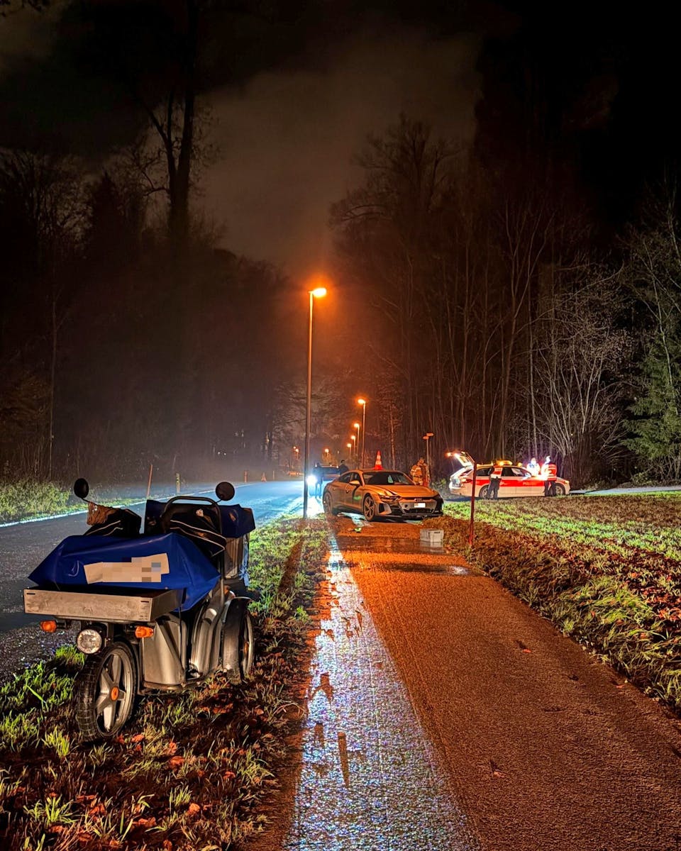 In Nürensdorf wurde am Mittwochabend eine Lenkerin eines elektrischen Dreirads bei einer Kollision mit einem Auto schwer verletzt. In Nürensdorf wurde am Mittwochabend eine Lenkerin eines elektrischen Dreirads bei einer Kollision mit einem Auto schwer verletzt.