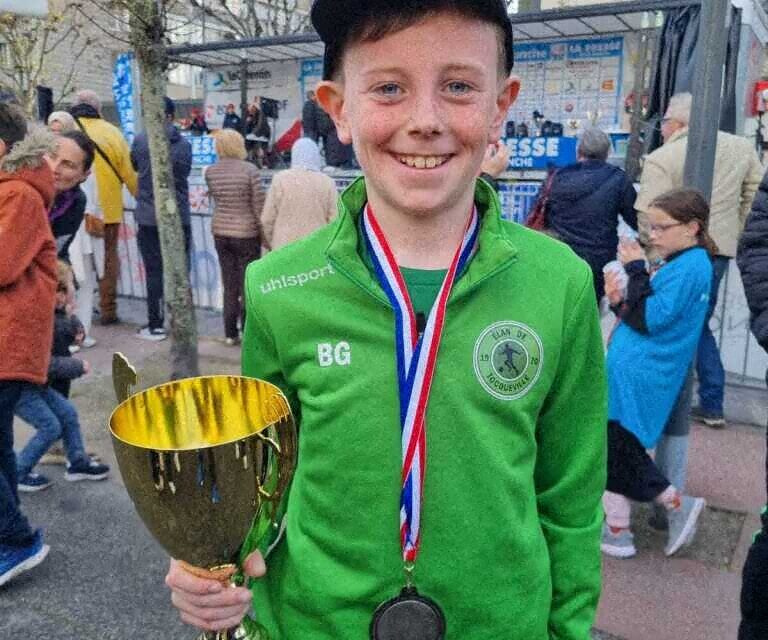 Baptiste 10 ans. Coupe. La course 2. 1,5 km. 1er. Je cours  souvent avec mon papa et ma.soeur et je fais du foot au club élan de tocqueville. La famille est de Vicq sur mer. Participe tous les ans. Déjà 3e ou 4e mais premier fois vainqueur. Il fait les cross de l'école il sest qualifié pour lez régionaux. Un peu mal aux jambes. A gagné assez largement. Baptiste guérard