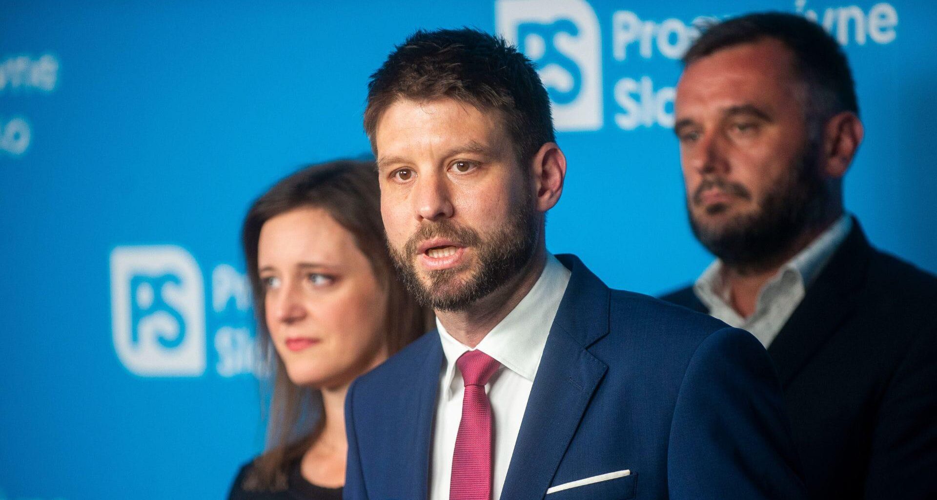 Neznámy páchateľ chodil po streche domu rodičov Michala Šimečku. Polícia prípad vyšetruje